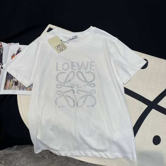 Loew*24早春新品重工烫钻logot恤 时髦精必备单品解锁所有穿搭 原版定制纯棉面料 经典单品时髦又高级 宽松版型不挑人 强烈推荐自留款 现货开抢 白色sm